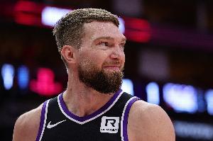 打不過(guò)！小薩防守約基奇 被對(duì)手強(qiáng)投得手還造成自己6犯&掩面沮喪