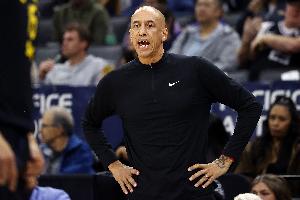 國王主帥：不想談?wù)撨M攻 能得分的球員有很多 想贏球得專注于防守