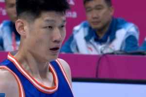 穩(wěn)如泰山！胡金秋10中5&6罰4中拿到15分5板3助