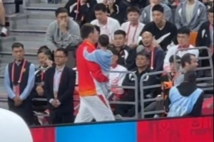 太有愛了！周琦帶孩子出席全運會頒獎儀式