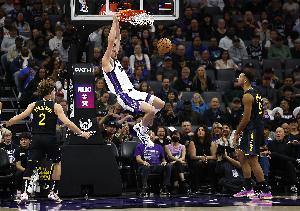 攻強(qiáng)守弱！尤班克斯9中8拿到19分7板 頻頻被約基奇單打得手