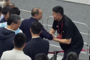 你小子有想法？杜鋒賽后跨欄到觀眾席 和省大領(lǐng)導(dǎo)親切寒暄