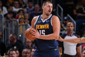 強(qiáng)到?jīng)]朋友！約基奇19投16中砍下35分15板7助2斷