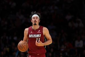 持續(xù)發(fā)力！哈克斯強攻打成2+1 約維奇妙傳助德魯·史密斯拉桿打中