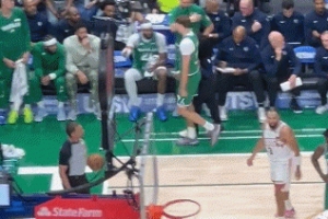 應(yīng)無大礙！弗拉格首節(jié)初段下場進(jìn)更衣室 隨后火速返回球場