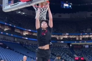 今天有機會嗎？楊瀚森賽前熱身秀各種扣籃 三分球也信手拈來