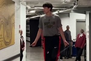 另類熱身！楊瀚森球員通道內再加練幾組跳繩