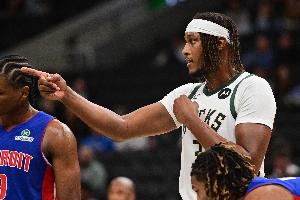 攻防一體！特納半場9中6拿到16分3斷2帽 三分5中3