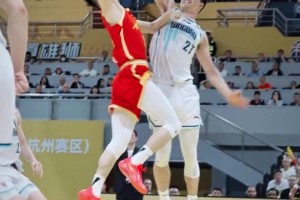 除了三分球 朱俊龍還曾在比賽中上演炸裂隔扣~