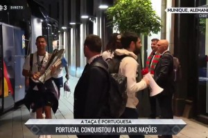 C羅回到酒店后，先和守在酒店外的球迷分享獎杯再進(jìn)屋