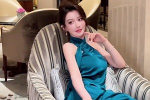 確實(shí)是美??！美女詹密周麟嘉身穿一件藍(lán)色長(zhǎng)裙往沙發(fā)上一坐~