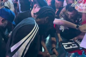 招人愛是有原因的?哈登冒雨為場邊球迷耐心簽名，球迷高喊MVP