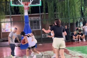 這激烈對抗的程度，給全場唯一的哥們笑趴了