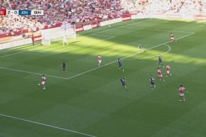 差點(diǎn)雙響！馬杜埃凱傳中，約克雷斯魚躍頭球擊中立柱！