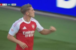 這就是中鋒嗎??祖比門迪傳中，約克雷斯甩頭攻門打入阿森納首球