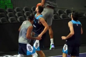 經(jīng)典一條龍劈扣！字母哥備戰(zhàn)歐錦賽 沖起來沒有地球人能擋得住啊