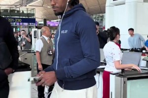 網(wǎng)友在香港機(jī)場(chǎng)偶遇去成都做活動(dòng)的萊昂納德 帶著有線(xiàn)耳機(jī)啊~