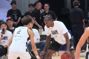 頂級球星！萊昂納德中國行和球迷單挑：一個上下步輕松出手命中