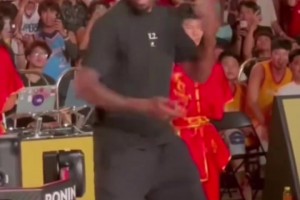 小卡感受中國武術(shù)，臉上的笑容難以抑制