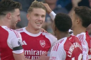 ??新援關系不錯，約克雷斯進球之后蘇維門迪直接上手幫撩頭發(fā)