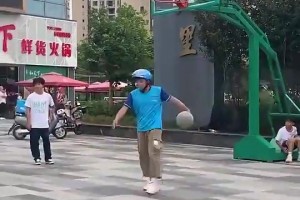 我說我的餐怎么還沒送來，原來外賣小哥跑去打球了??