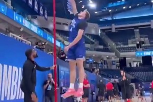 天賦如何？狀元弗拉格此前聯(lián)合試訓(xùn)垂直彈跳測試結(jié)果：90厘米！