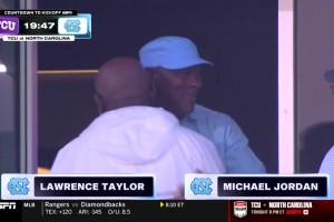 GOAT來(lái)了！??邁克爾-喬丹現(xiàn)場(chǎng)觀戰(zhàn)母校北卡大學(xué)橄欖球賽