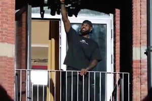 排場這塊必須的！詹姆斯在上海外灘的現(xiàn)場，率先從四樓陽臺亮相~