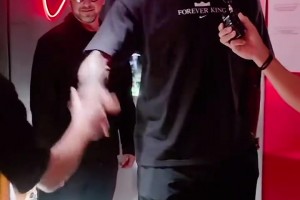 中國球迷結合中華傳統(tǒng)文化制作禮物，詹姆斯握手連聲致謝~