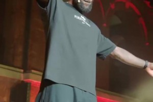 高興得跳起舞來了??詹姆斯亮相外灘，出場引全場球迷瘋狂歡呼！