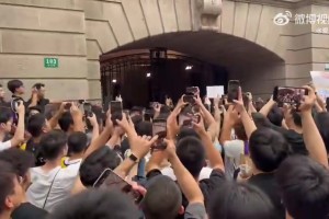 這氣勢！詹姆斯球迷集體高呼“GOAT”迎接老詹