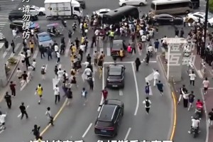 ??詹姆斯現(xiàn)身上海，一眾球迷狂奔跟車！