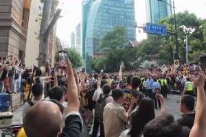 真·人山人海！詹姆斯中國行現(xiàn)場不見詹姆斯 全是球迷和安保??