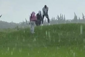 好家伙，這是有多愛(ài)打？??老詹在上海竟冒著大雨打高爾夫