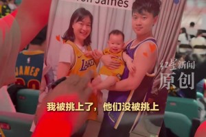 詹姆斯閃現(xiàn)成都?xì)夥栈鸨c粉絲冒雨互動(dòng)廣東粉絲帶全家福千里奔現(xiàn)