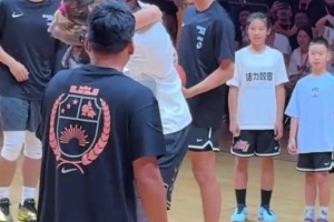 詹姆斯親臨打出名堂總決賽，席間與李夢一起上演經(jīng)典的慶祝動(dòng)作。