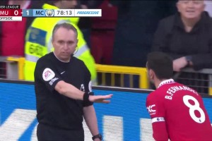 曼市德比最爭(zhēng)議時(shí)刻！拉什福德上演越位護(hù)球！B費(fèi)破門(mén)進(jìn)球有效！