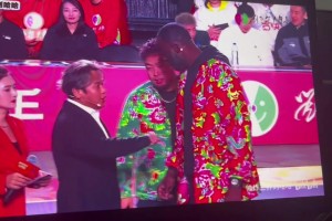 ????！宋小寶現(xiàn)場教學(xué)穿東北大花衣的追夢“瞅你那損色”~