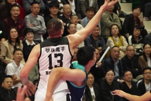 拽球衣都沒用！德古拉野球場遇許鐘豪頭頂摘瓜輕松完成2+1