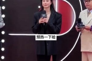 有點(diǎn)帥哈！王思雨一身黑色的西服穿搭現(xiàn)身微博之夜活動(dòng)~