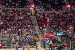 波特蘭球迷是真愛(ài)楊瀚森！楊瀚森今日3個(gè)進(jìn)球，球迷歡呼聲太高了