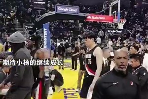 今日再戰(zhàn)可圈可點(diǎn)！楊瀚森此前首秀打勇士賽后，滿臉失落離開(kāi)球場(chǎng)