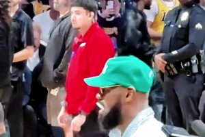 小小的不自律！老詹觀賽有點無聊，吃起了棒棒糖