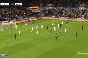 曼城扳平比分！多庫內(nèi)切射門折射入網(wǎng)