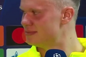 給哈寶干羞澀了！名場(chǎng)面：貝林強(qiáng)吻正在接受采訪的哈蘭德！